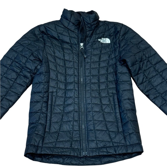 Northface girls light puffer jacket size 7/8.  Very lightly worn - almost new. - Picture 1 of 4